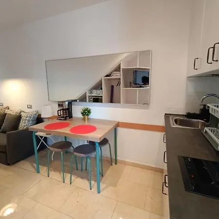 By Paseo De Colon Apartment Hostel